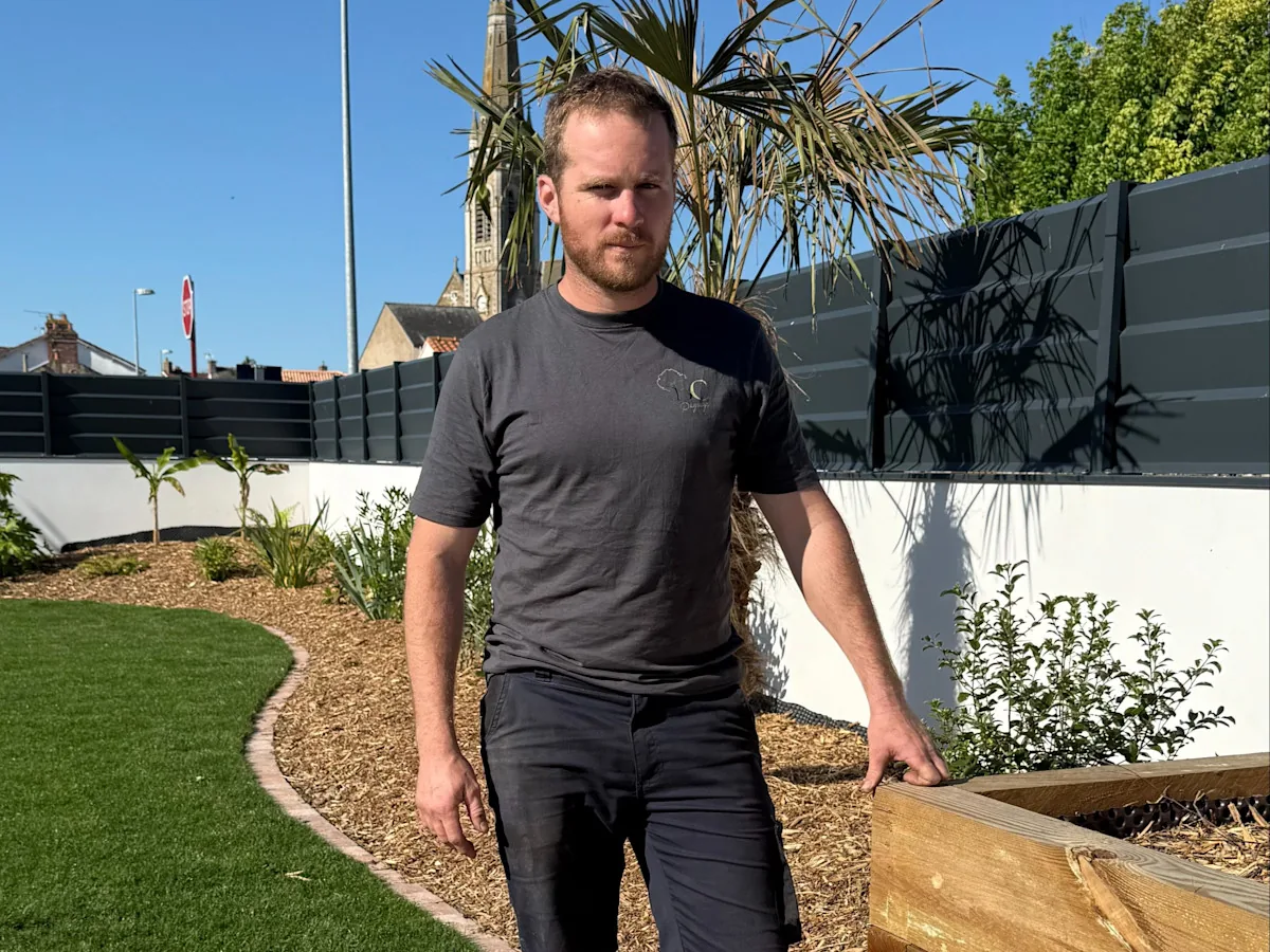 Corentin Barré, fondateur de BC Paysage, sur un chantier d'aménagement paysager